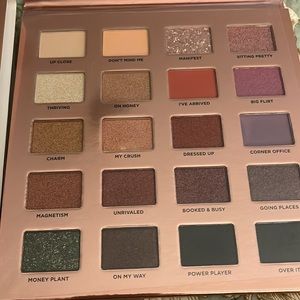 Iconic Desk to Dance eyeshadow palette bnib